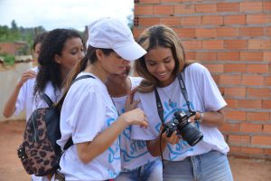 Leia mais sobre o artigo Fotos feitas por jovens e crianças de comunidade em Aparecida de Goiânia viram exposição em Shopping