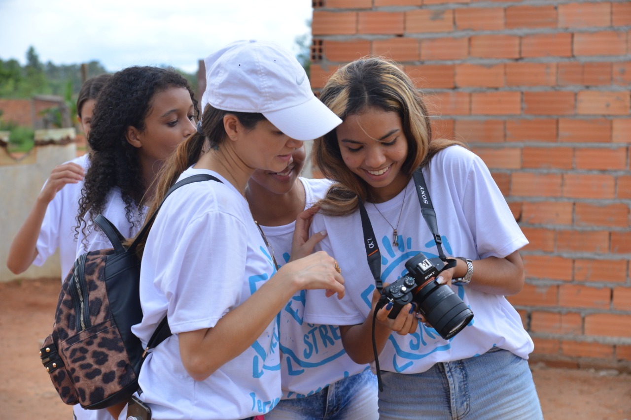 No momento você está vendo Fotos feitas por jovens e crianças de comunidade em Aparecida de Goiânia viram exposição em Shopping