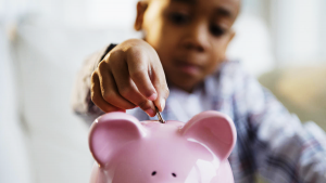 Leia mais sobre o artigo Especialista dá dicas de como ensinar as crianças a lidar com o dinheiro desde cedo