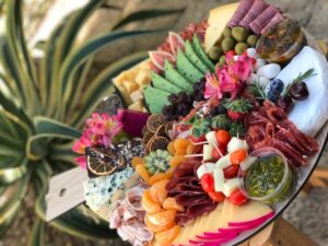 Leia mais sobre o artigo Brie To Me: experiência gastronômica que valoriza a comida farta e colorida