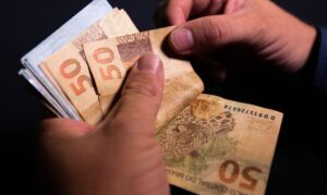 Leia mais sobre o artigo O Impacto do novo salário mínimo: Como R$ 1.412 moldarão o Brasil em 2024