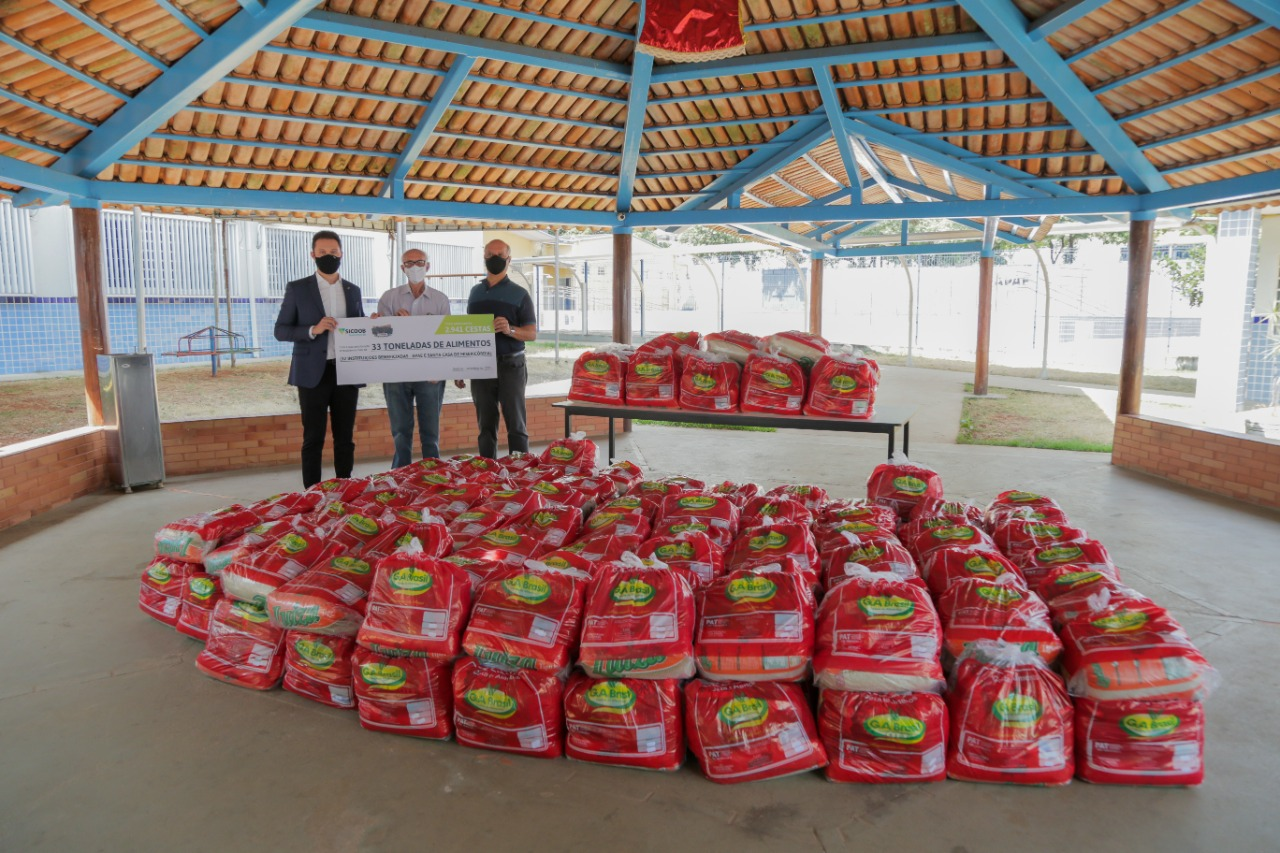 No momento você está vendo Sicoob UniCentro Br faz entrega de 400 cestas para instituições de Goiânia