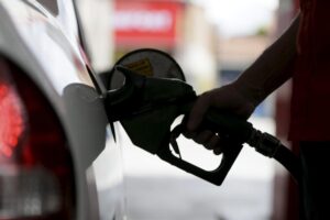 Leia mais sobre o artigo Petrobras aumenta preço da gasolina em 7%; litro em Goiânia já ultrapassa R$7