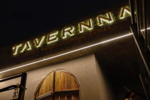 Leia mais sobre o artigo Tavernna: fantasia e encanto medieval se unem em novo restaurante goiano
