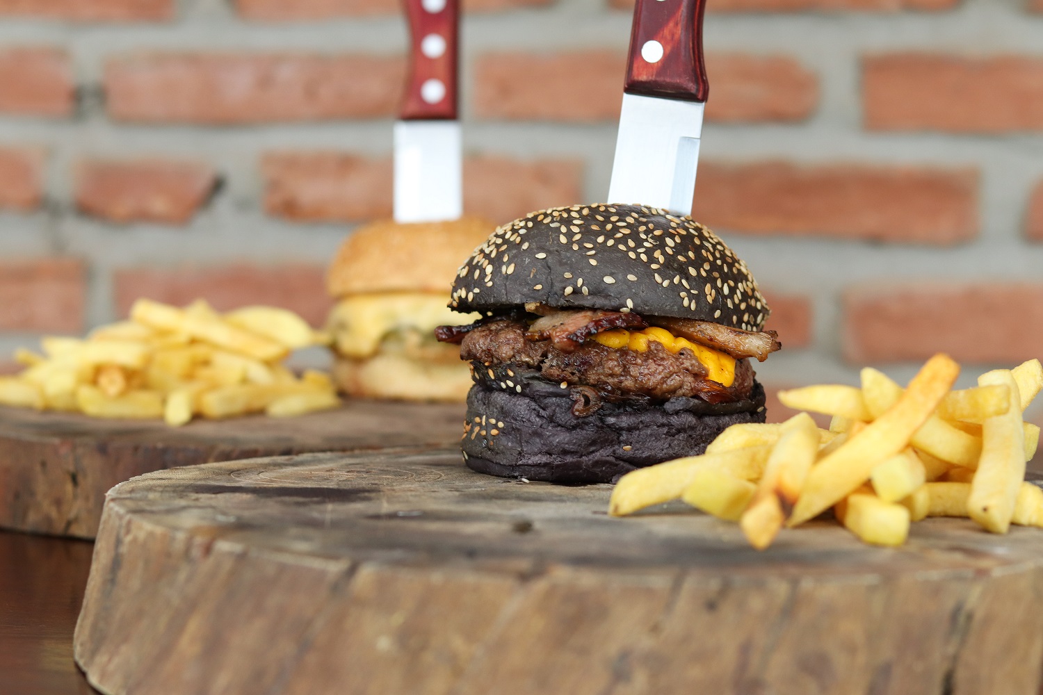 Leia mais sobre o artigo Benedito Steakhouse lança menu de burgers com carnes defumadas em parrilla uruguaia