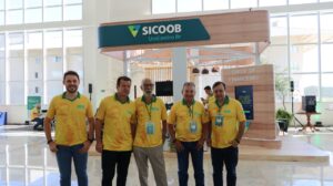 Leia mais sobre o artigo Diretores do Sicoob UniCentro Br recebem ex-jogador Dunga em evento de vendas