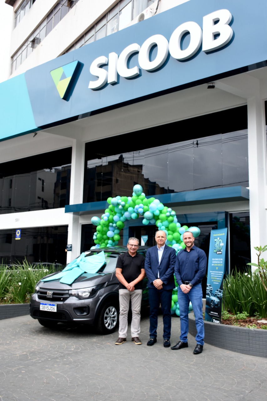 No momento você está vendo Sicoob UniCentro Br entrega 13º carro da campanha de 30 anos de aniversário para Hospital Anis Rassi