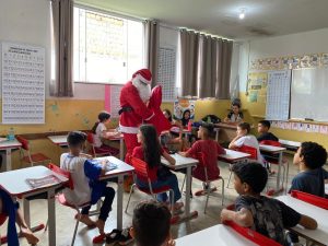 Leia mais sobre o artigo Ação solidária da Central Sicoob Uni entrega 240 presentes em escola de Goiânia