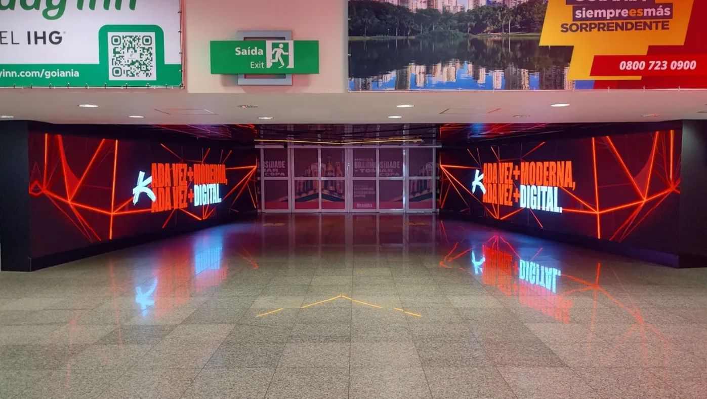 Você está visualizando atualmente Aeroporto de Goiânia propõe experiência imersiva com túnel de LED no desembarque