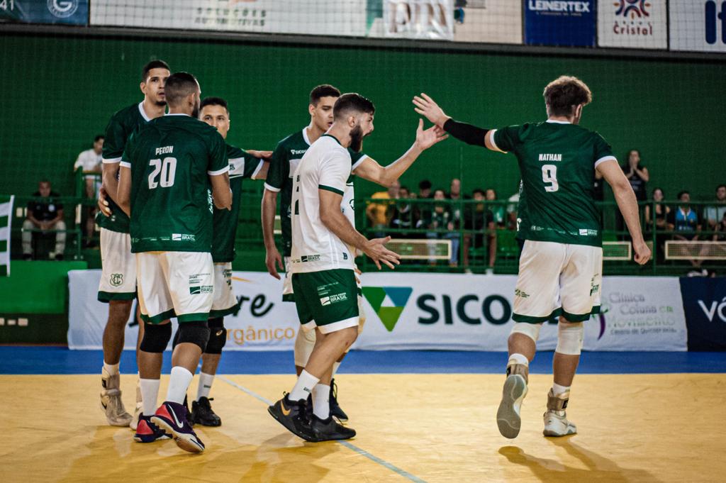 Leia mais sobre o artigo <strong>Central Sicoob Uni incentiva esporte com patrocínios no vôlei e no futebol </strong>