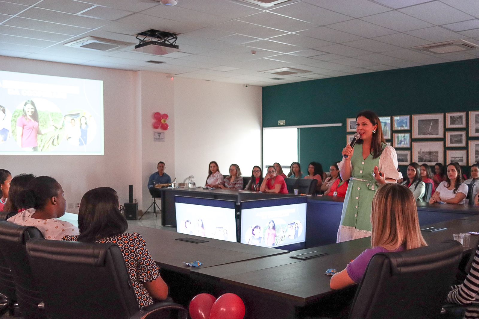 Leia mais sobre o artigo Central Sicoob Uni realiza palestra sobre empoderamento e cooperativismo no Dia da Mulher (8)