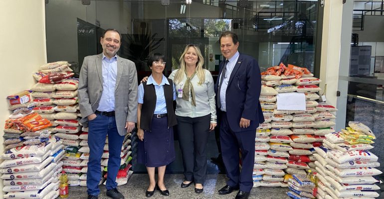 Leia mais sobre o artigo CRCGO entrega mais de 400 kg de alimentos para São Cottolengo e AAAVCEG