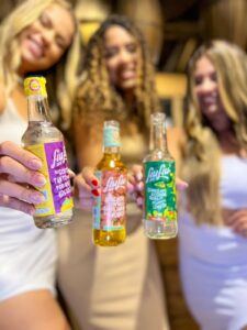Leia mais sobre o artigo Filha do carnaval, bebida goiana Fiu-Fiu celebra 10 anos com ação por todo o país